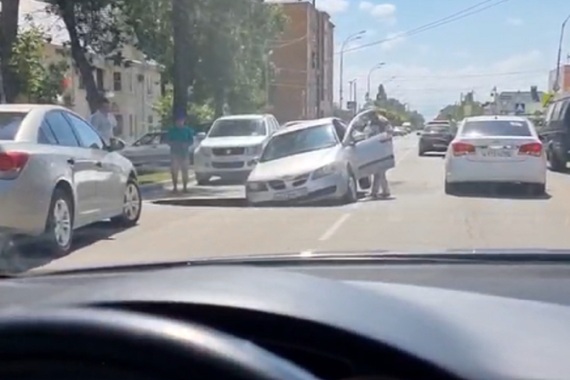 Легковушка угодила в гигантский провал на дороге в центре Славянска-на-Кубани