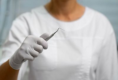 Не жди боли — чисти зубы: стоматолог объяснил, как избежать ранней потери зубов