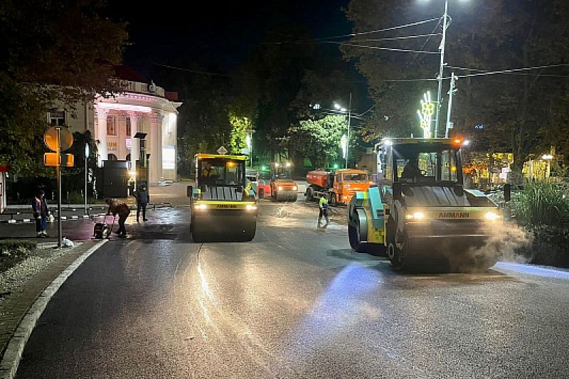 Дороги на трех оживленных улицах Сочи ремонтируют ночью