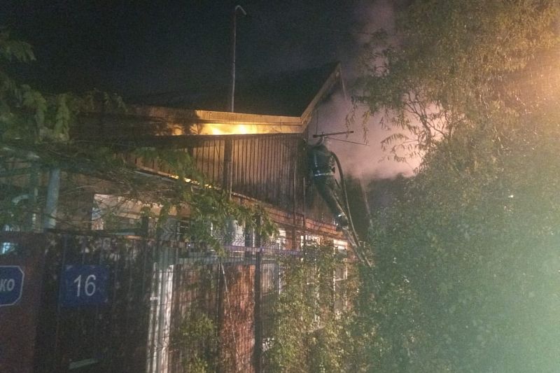 Девять человек эвакуировали из-за пожара в двух частных домах в Краснодаре