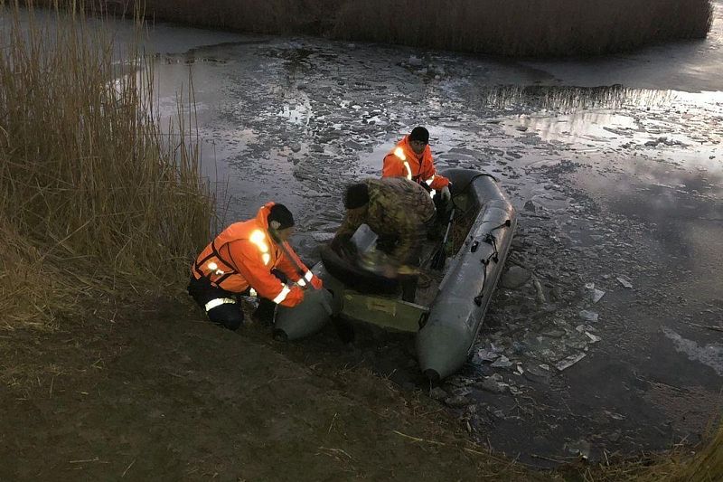 Застряли на льдине: на Кубани спасатели эвакуировали с лимана компанию рыбаков
