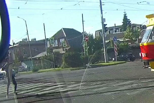 Неадекватный мужчина бросил кирпич в лобовое стекло трамвая в Краснодаре. Его нашла полиция