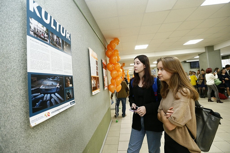 В КубГУ представили выставку плакатов о Краснодаре на немецком языке 