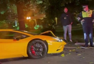 Врезалась в дерево: девушка разбила Lamborghini Aventador за 13 млн в Сочи