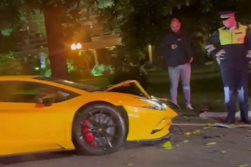 Врезалась в дерево: девушка разбила Lamborghini Aventador за 13 млн в Сочи