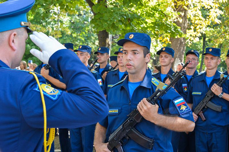 Краснодарское высшее военное летное. Шеврон КВВАУЛ. Краснодарское высшее военное училище летчиков. Шеврон Краснодарское высшее военное авиационное училище летчиков. КВВАУЛ им Серова Шеврон.