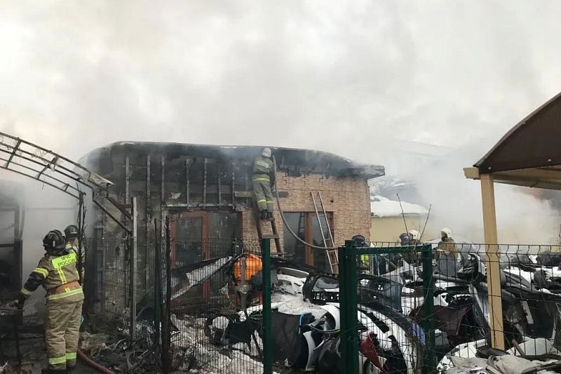 В Адыгее подросток получил ожоги, пытаясь потушить крупный пожар