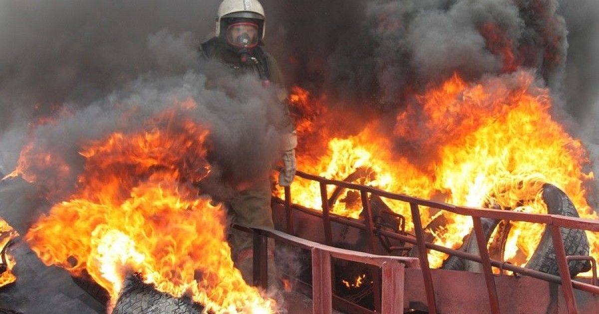 Веденье пожар. Звено ГДЗС В дыму и огне. Звено ГДЗС В огне. Пожарный в НДС. Пожарная машина огонь и дым.