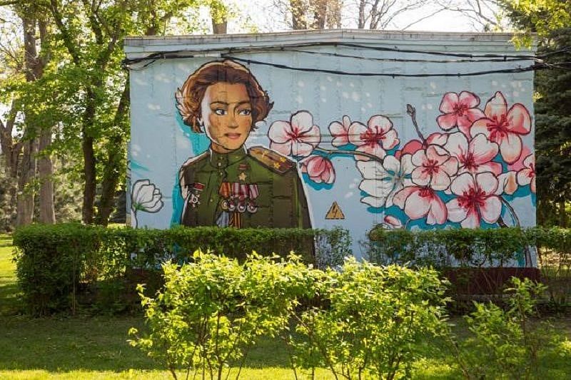 Сквер боевой славы Анапы украсило граффити к 75-летию Победы