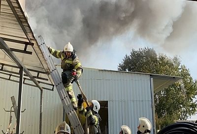 В Краснодаре площадь пожара на улице Уральской возросла до 1,5 тыс. кв. м