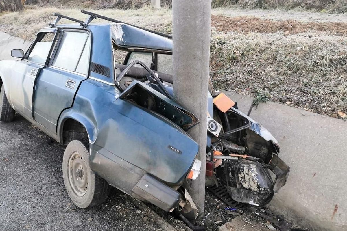 В ДТП пострадал водитель ВАЗ-2107, врезавшись в электроопору