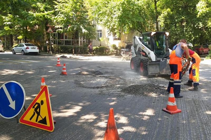 123 люка: в Сочи ремонтируют дорогу на улице Красноармейской