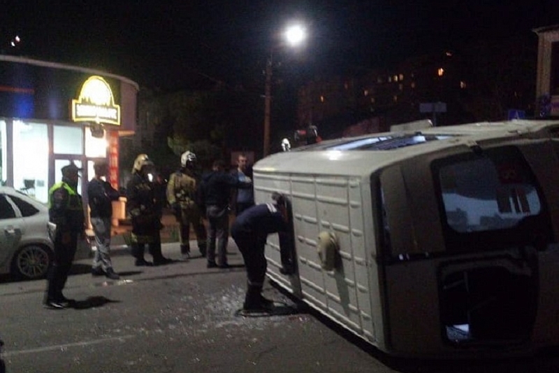 В Новороссийске столкнулись маршрутка и мусоровоз. Пострадали четыре женщины