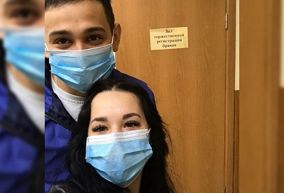Свадьба в масках и перчатках: в Краснодарском крае молодые люди зарегистрировали брак во время карантина 