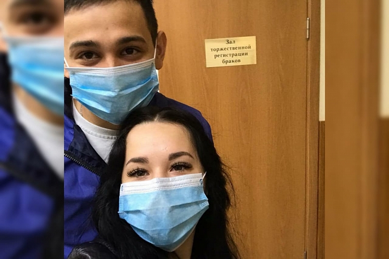 Свадьба в масках и перчатках: в Краснодарском крае молодые люди зарегистрировали брак во время карантина 