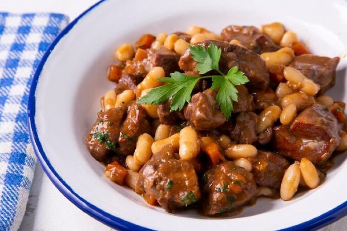 Тушим говядину с банкой фасоли: всего 1 час — и сытный ужин сметается со стола
