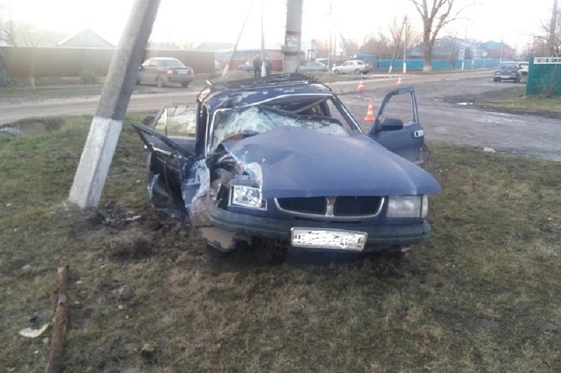 В Краснодарском крае пьяный водитель на «Волге» врезался в столб. Пострадали три человека