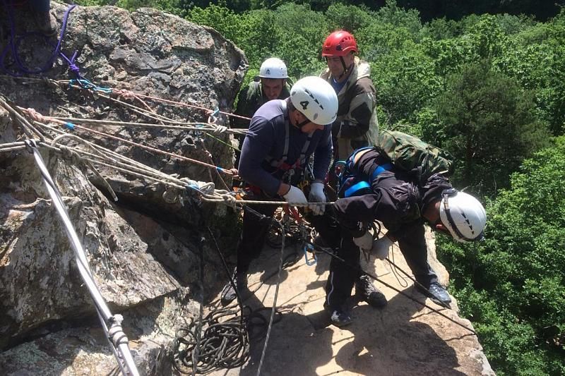 В Северском районе кубанские спасатели проводят учения по горной подготовке