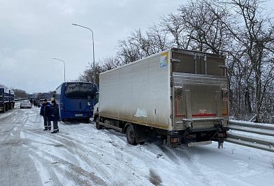 В массовое ДТП на трассе попали 17 автомобилей