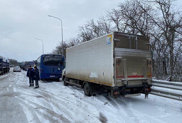 В массовое ДТП на трассе попали 17 автомобилей