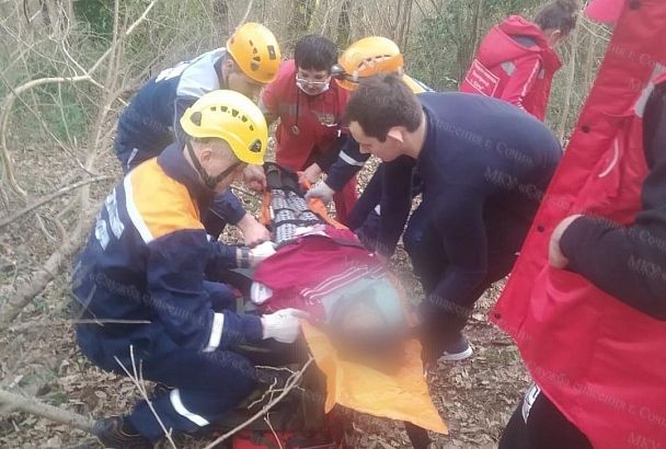 Спасатели эвакуировали из леса подростка с травмами после падения с высоты