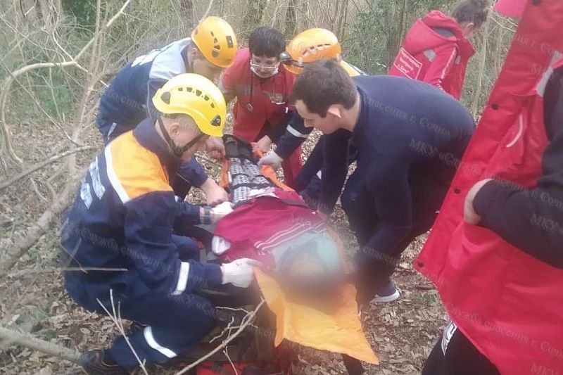 Спасатели эвакуировали из леса подростка с травмами после падения с высоты