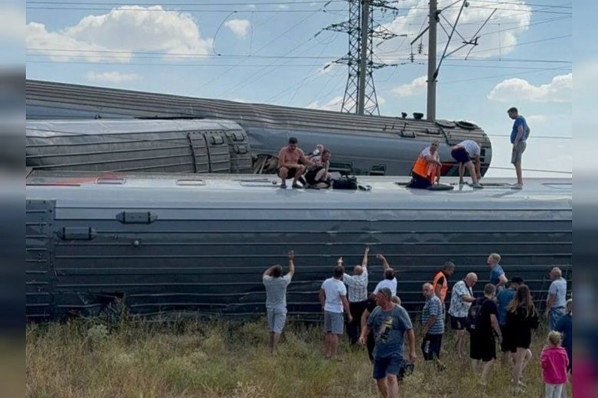 Более 20 человек пострадали при столкновении поезда Казань - Адлер и КамАЗа