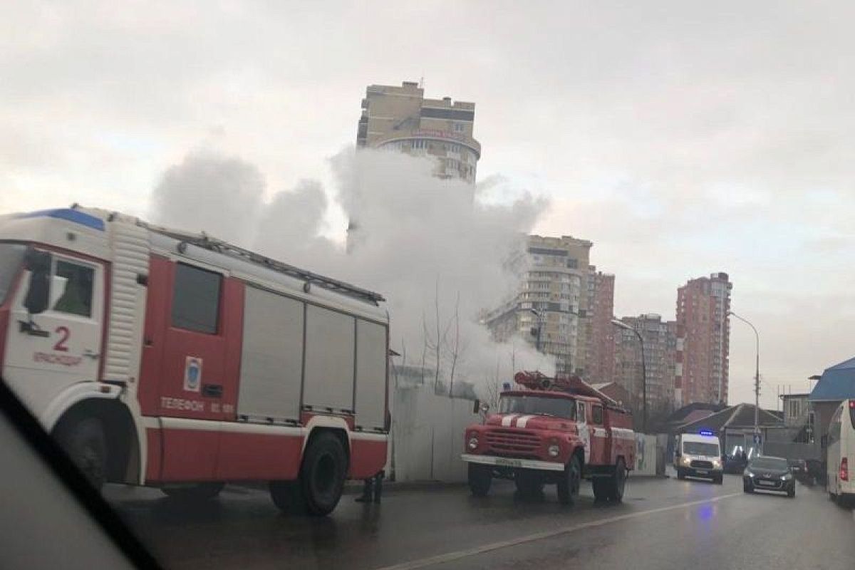 На улице Гаврилова в Краснодаре сгорела бытовка. Есть пострадавший