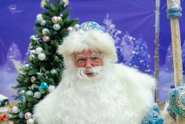 «Ковер-самолет, чтобы слетать в Анапу»: что просят российские дети у Деда Мороза
