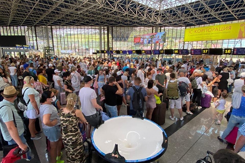 Курортники устроили столпотворение в аэропорту Сочи