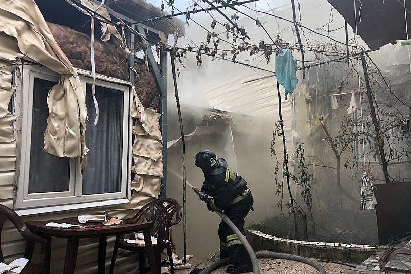 В Сочи из-за пожара в двухэтажном доме эвакуировали 12 человек