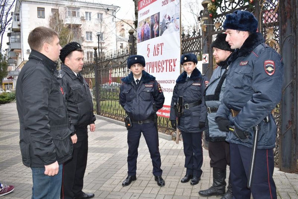 В Краснодаре общественники проверили обеспечение полицейскими безопасности новогодних и рождественских праздников