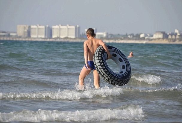 В Анапе запретили купаться в море с надувными матрасами и кругами