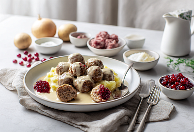 Шведские фрикадельки со сливочным соусом и ягодным джемом: дети будут в восторге