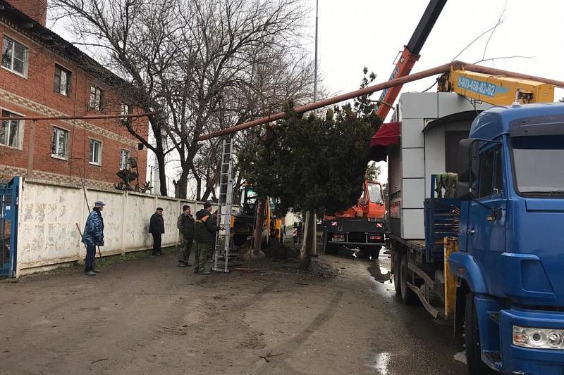 Аварийная бригада восстанавливает поврежденный газопровод в Краснодаре
