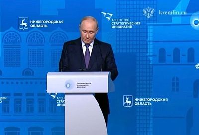Путин назвал главными ориентирами государства человека и семью