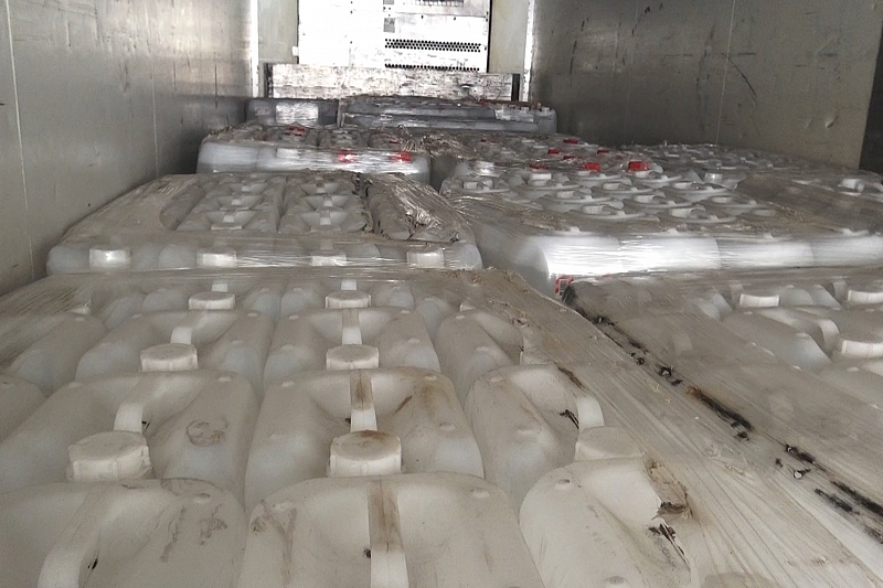 В Краснодарском крае задержали пять грузовиков со спиртом для контрафактного алкоголя на 25 млн рублей