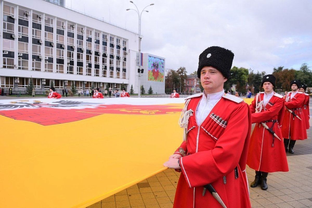 На Главной городской площади подняли флаг Краснодара