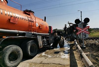 В Анапе на железнодорожном переезде столкнулись бензовоз и электричка
