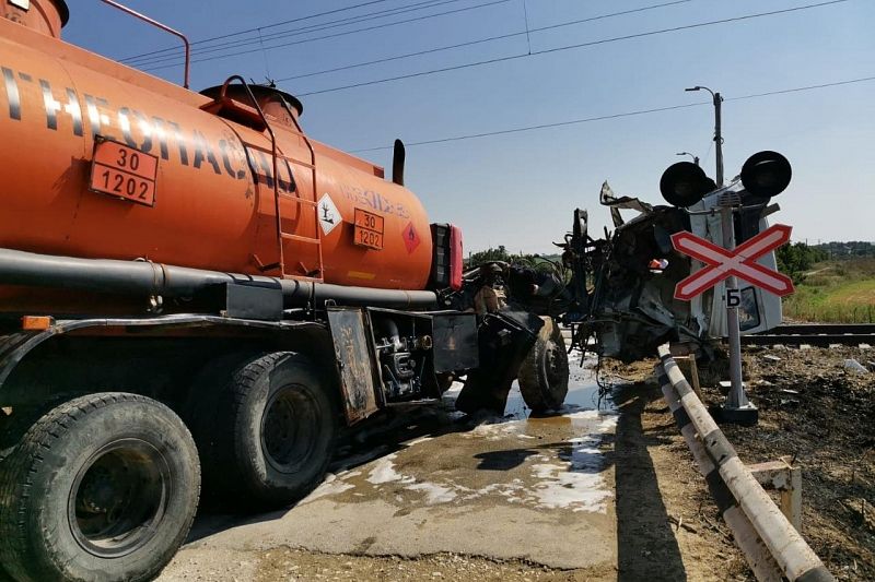 В Анапе на железнодорожном переезде столкнулись бензовоз и электричка