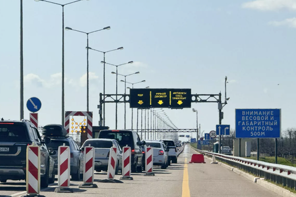 Пять часов в ожидании проезда: более двух тысяч машин стоят в очереди у Крымского моста 