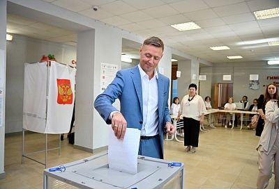 Мэр Новороссийска Андрей Кравченко проголосовал на своем участке