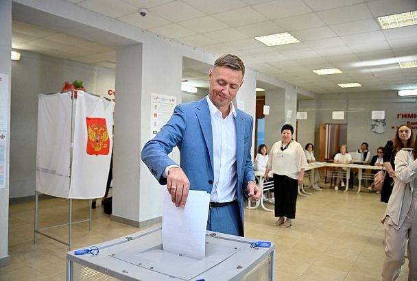 Мэр Новороссийска Андрей Кравченко проголосовал на своем участке