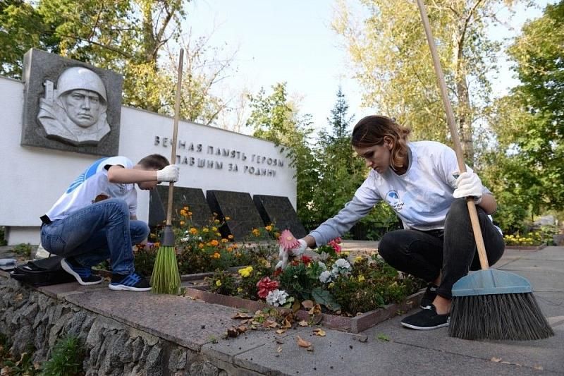 В Краснодарском крае подростки благоустраивают мемориалы Великой Отечественной войны