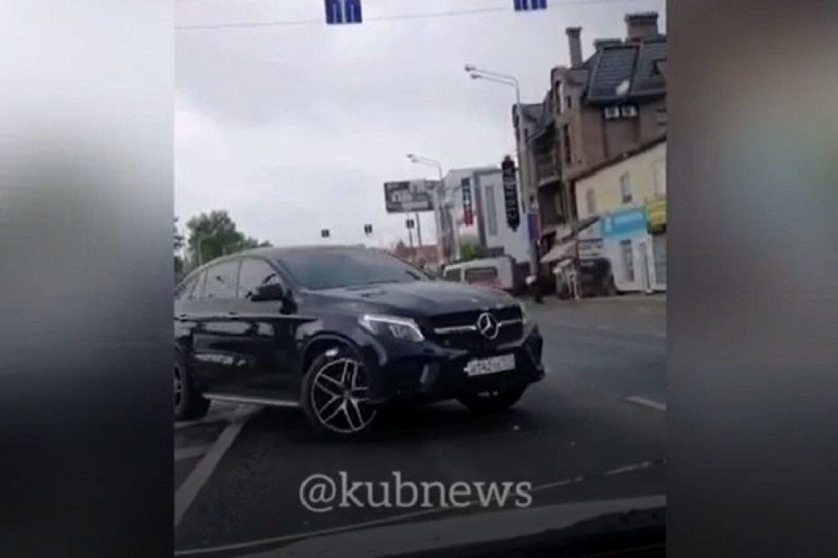 В Краснодаре полиция нашла и оштрафовала водителя Mercedes GLE за выезд на встречную полосу