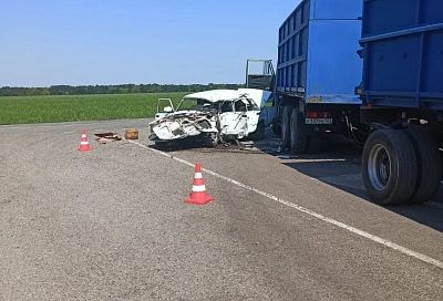 Влетели под фуру: водитель и пассажирка легковушки погибли в жестком ДТП на Кубани 