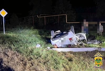 Двое не выжили, двое в больнице: легковушка влетела в опору ЛЭП на Кубани