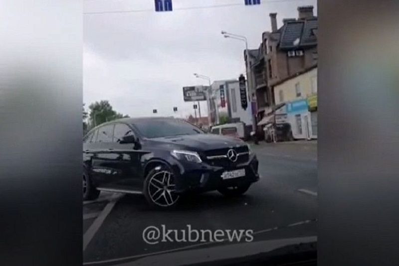 В Краснодаре полиция нашла и оштрафовала водителя Mercedes GLE за выезд на встречную полосу