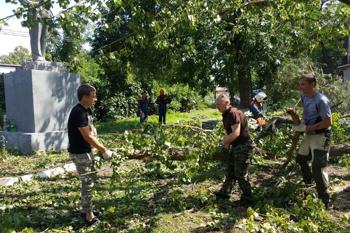 Последствия ветра и ливня в Крымском районе ликвидируют уже вторые сутки.