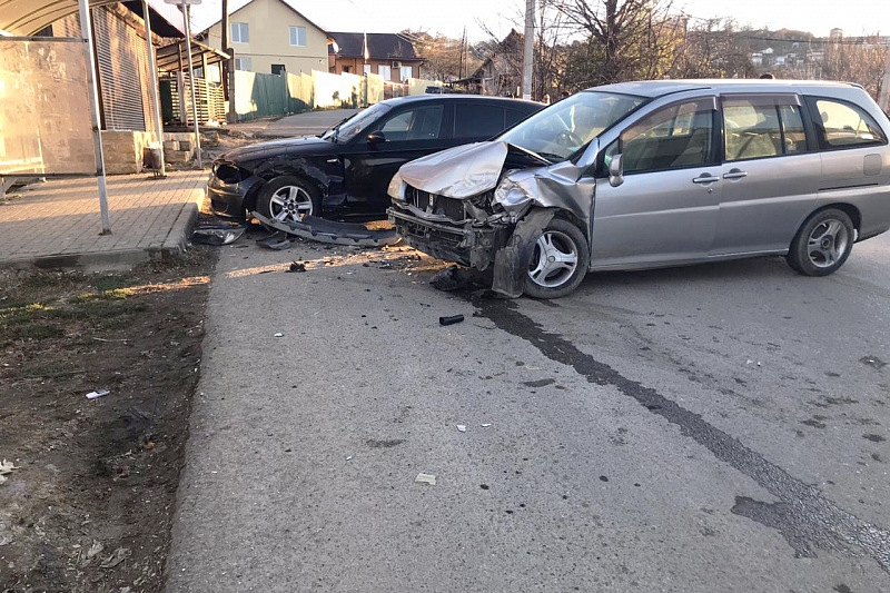В Сочи при столкновении Nissan и BMW пострадал 10-летний ребенок
